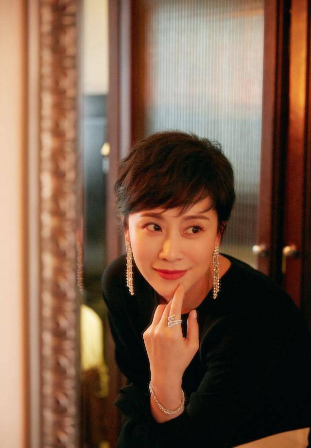 41岁海清剪短发显小20岁,自己剪变大妈发型,了解几点也能变年轻_造型