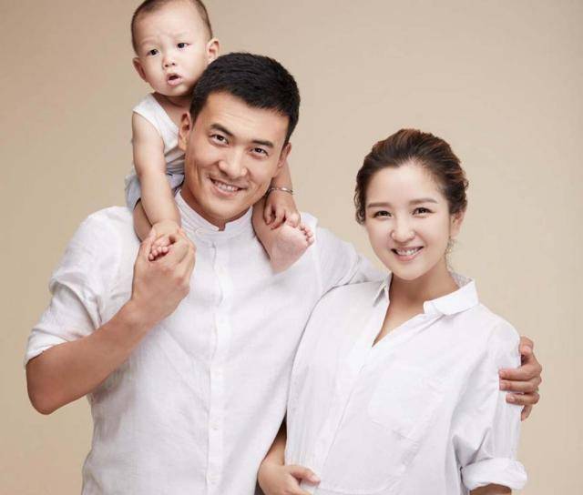 何洁罕晒七宝正面照,小小年纪就戴黑框眼镜,书卷气满满,超像迷你