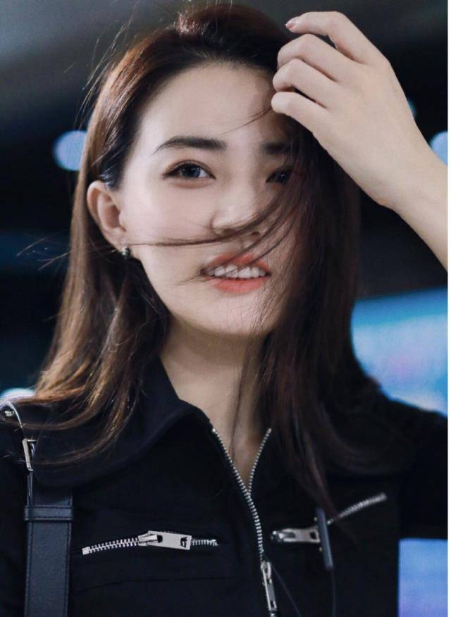 24岁徐璐果然有气质,小方脸留长发一样美,穿黑色look走路自带风_运动