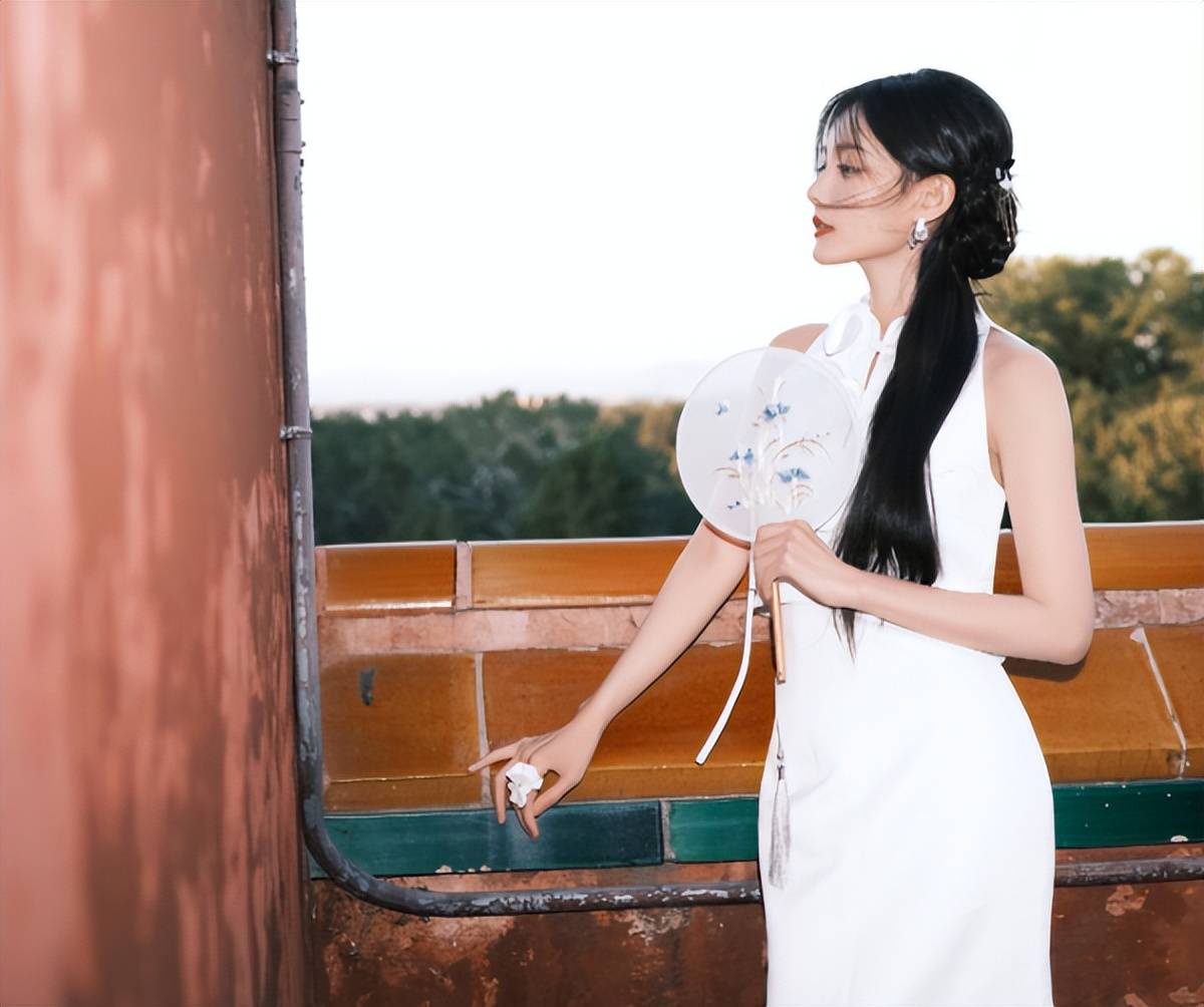 白色挂脖衫长裙, 李一桐手执团扇侧颜优越,又美又飒!