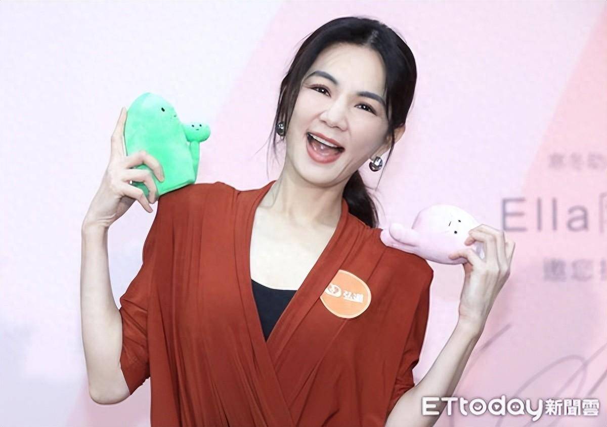 ▼ella陈嘉桦连续第6年担任寒冬助老公益大使.
