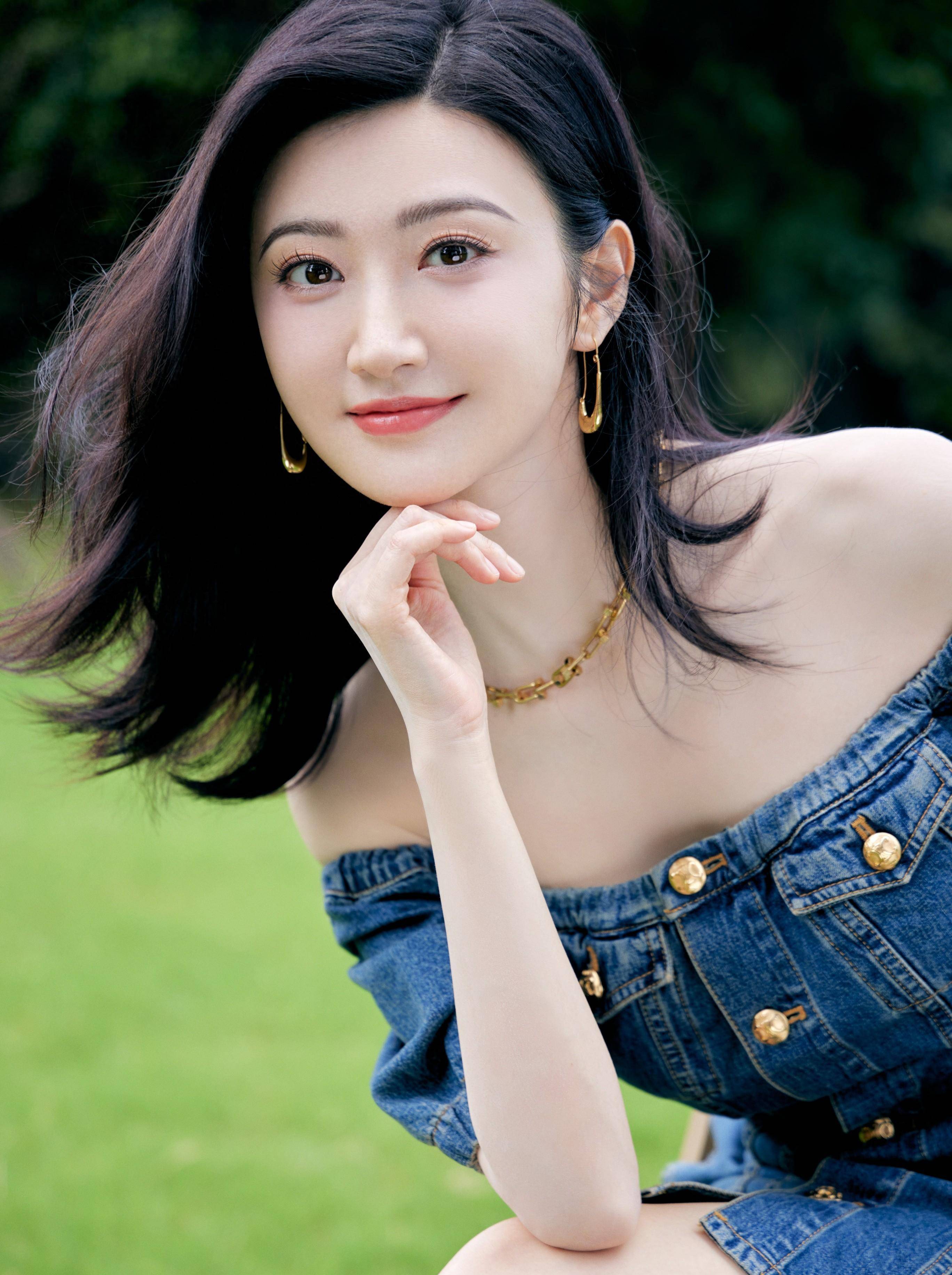 景甜蓝色抹胸牛仔连衣裙抢眼