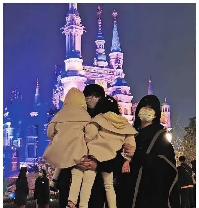 张杰罕晒与三个女儿合照,跳跳俏俏长高不少,小咘芽萌态十足_谢娜_网友