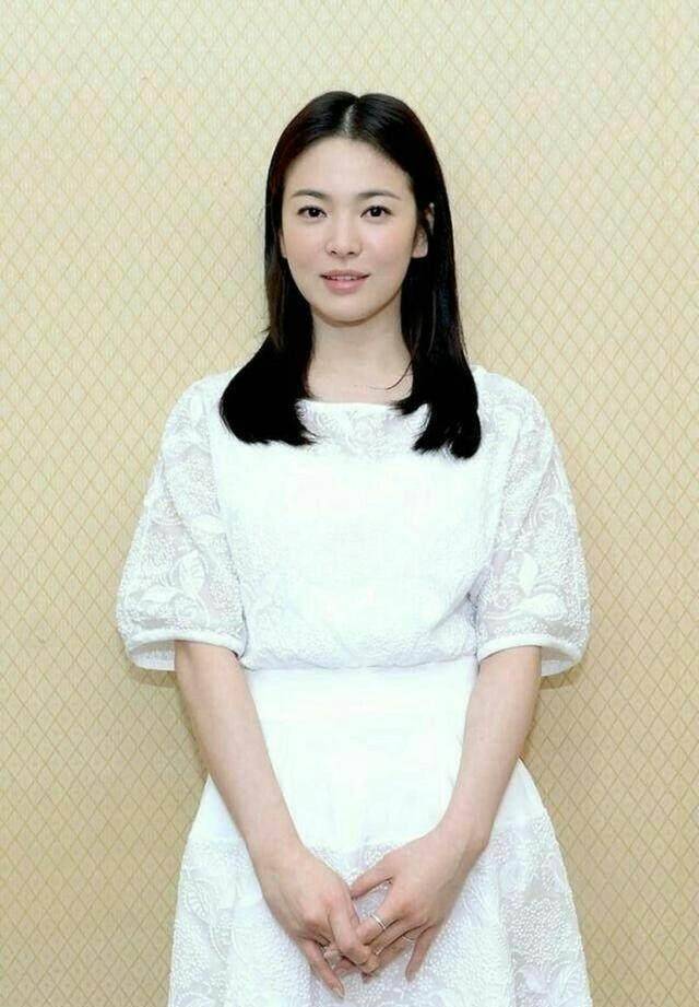 37岁的宋慧乔再一次美出新高度,一款短发修饰出巴掌脸尖下巴!
