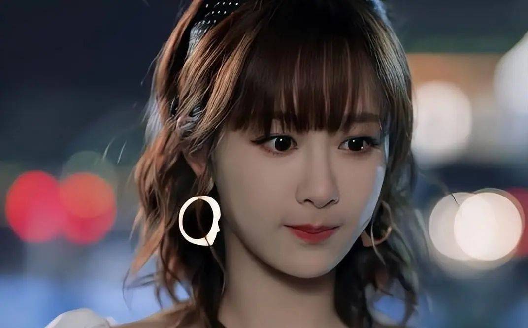 杨紫近照曝光!整容传闻再起,网友惊呼脸部畸变严重!_演技_长相_口碑