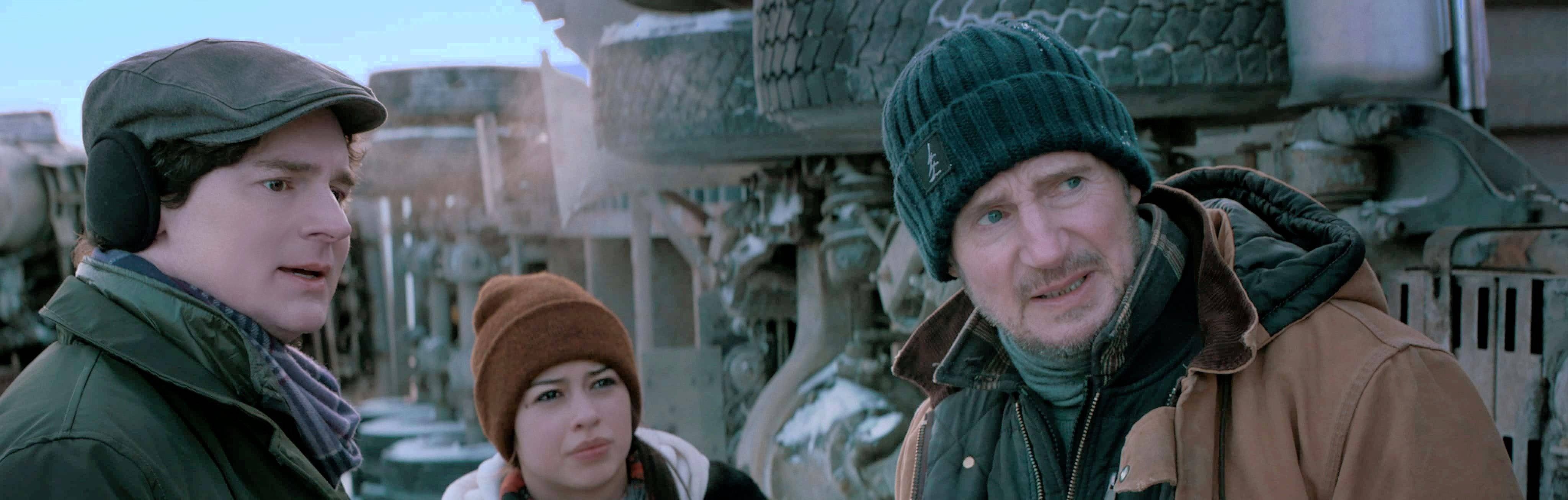 《冰路营救》,营救大叔又出马,冰路飙车场面惊心动魄,毫无冷场_故事