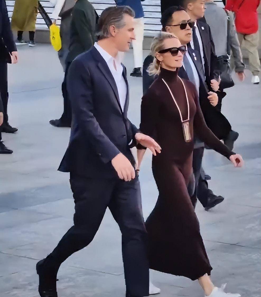 美国加州州长和夫人迎接拜登出席apec!