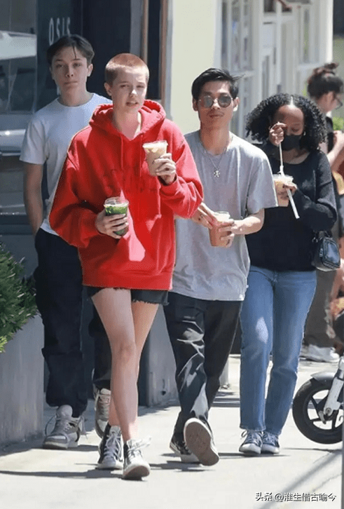 59岁皮特穿一身白衣像少年,好帅,女儿长得像他长发和剃寸头都美_机车