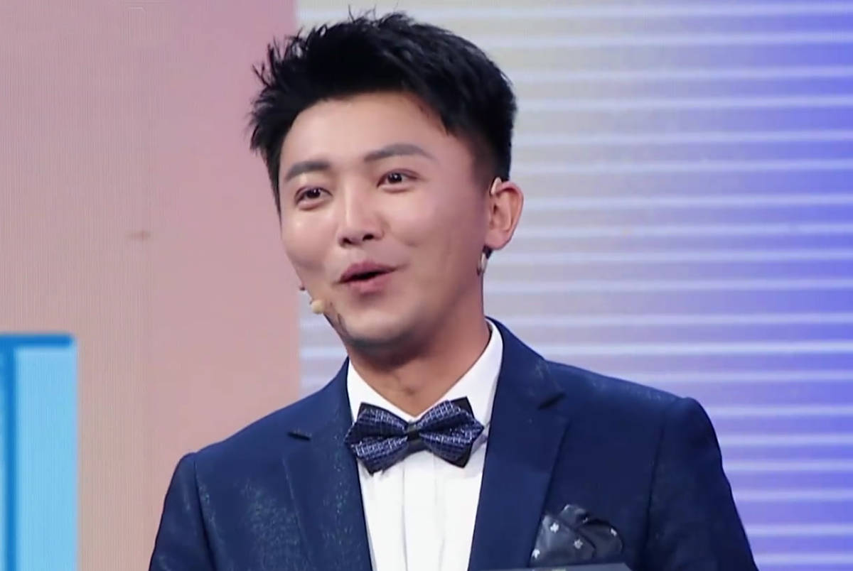 他身上也明显有着宝岛综艺节目主持人的烙印,外形讨喜,风格幽默,表达