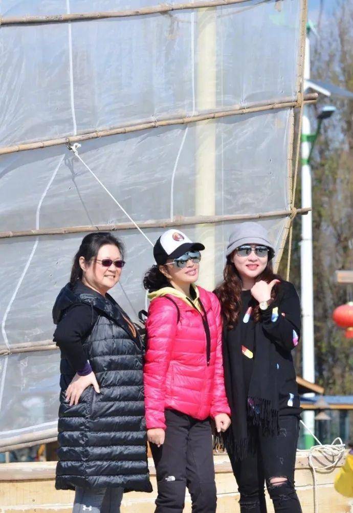 刘晓庆回老家选墓地,终于摘了假发不装嫩,网友感叹这才是真实样_时尚