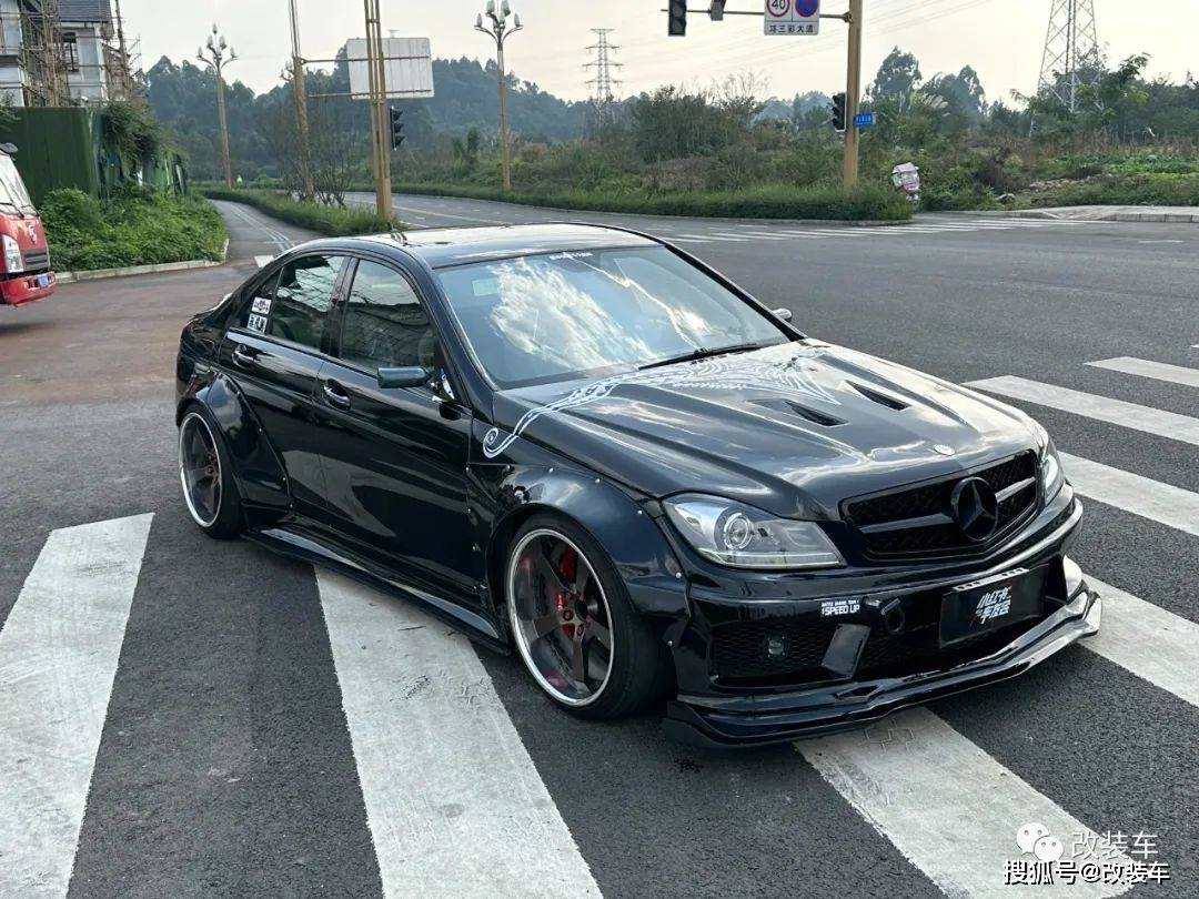 有jdm味的奔驰c280,快顶 斜出大炮的加持很有烂仔范_搜狐汽车_搜狐网