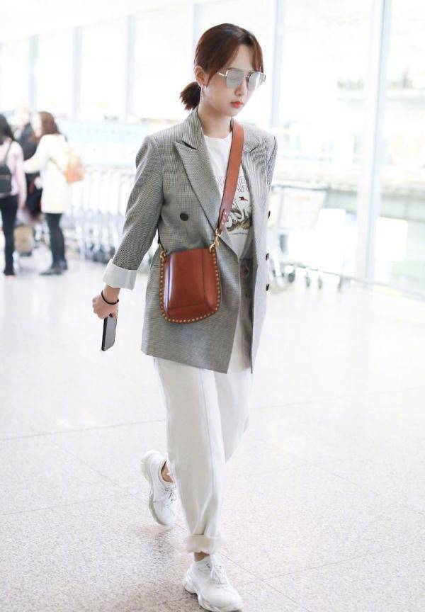 杨紫终于换新造型,西服搭休闲裤走机场时尚气质,却被包包抢了镜_白色