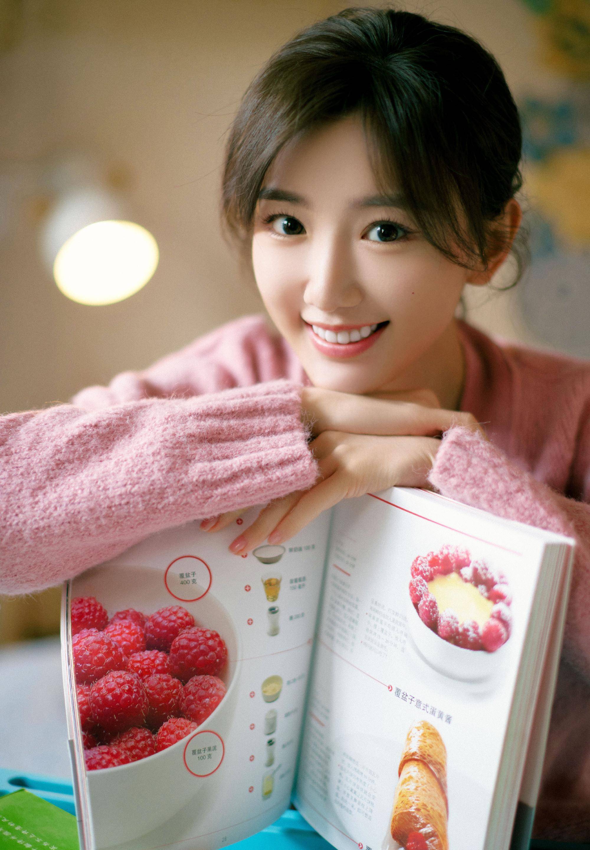 毛晓彤在家的美照,粉色少女装,甜蜜气息十足女生