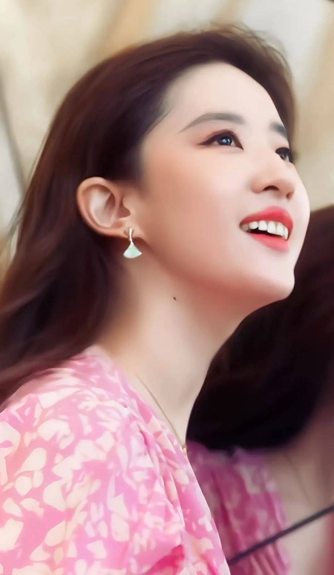 剧杀青戴价值27万的围巾,给同事送lv,请全剧组喝奶茶_网友_外界_柳岩