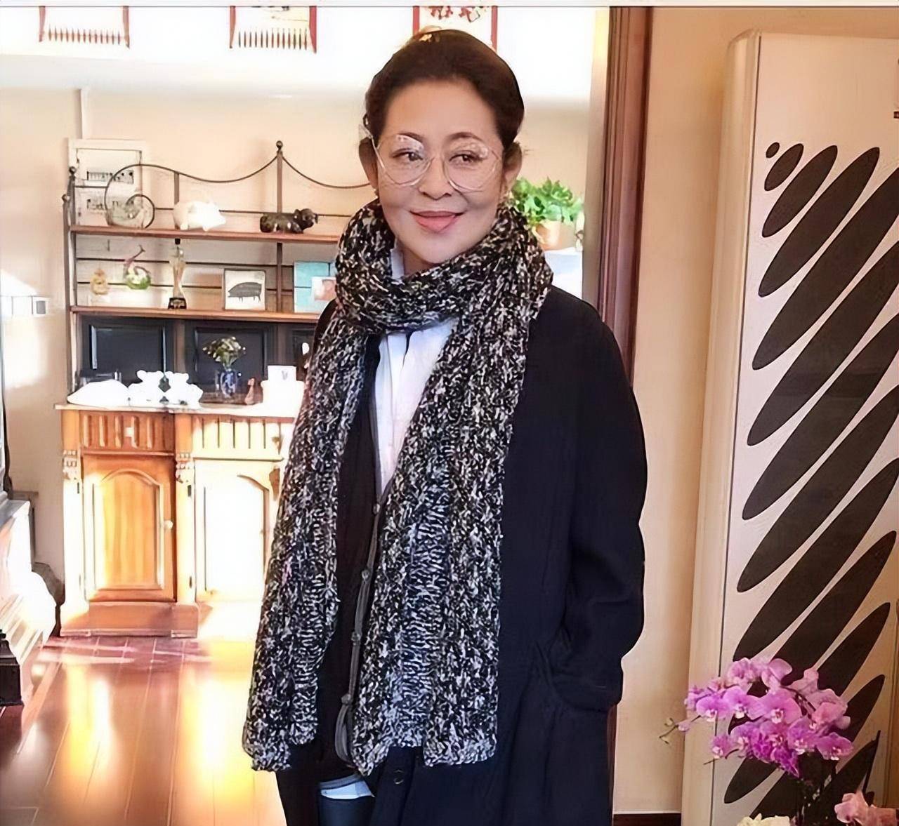 倪萍故意扮小姐姐,敬一丹素颜照样好看_显得_感觉_着装