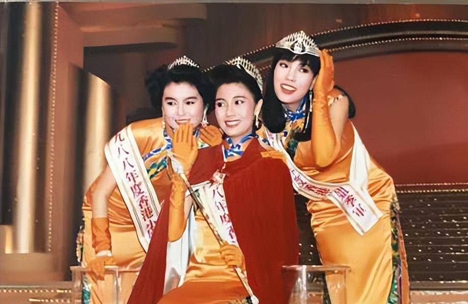 陈淑兰(左)于1988年当选香港小姐亚军,同年冠军是李嘉欣,亚军是张郁蕾