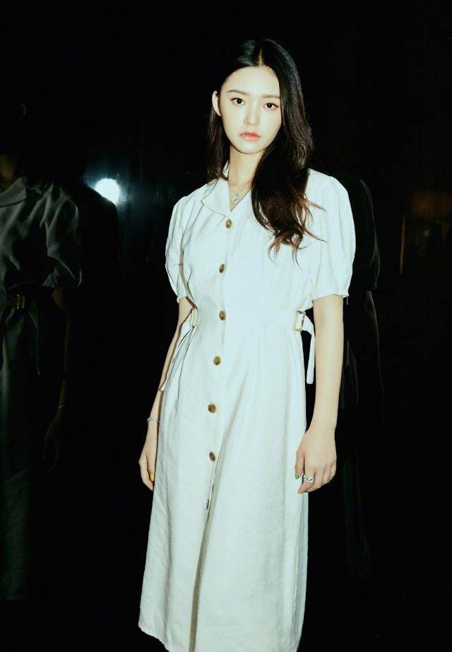 元气小花林允,荧光色运动上衣搭配学生裙,混搭出自己的时尚风格_女孩