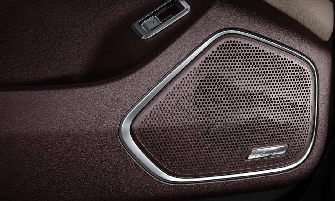 关闭车门后,全新红旗h5的车内静音效果堪比录音棚