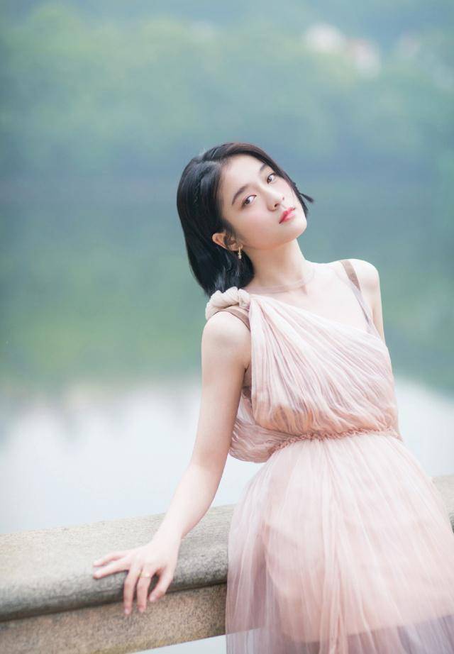 张雪迎剪波波头短发比关晓彤还美,身穿百褶连衣裙,居然意外走红_造型