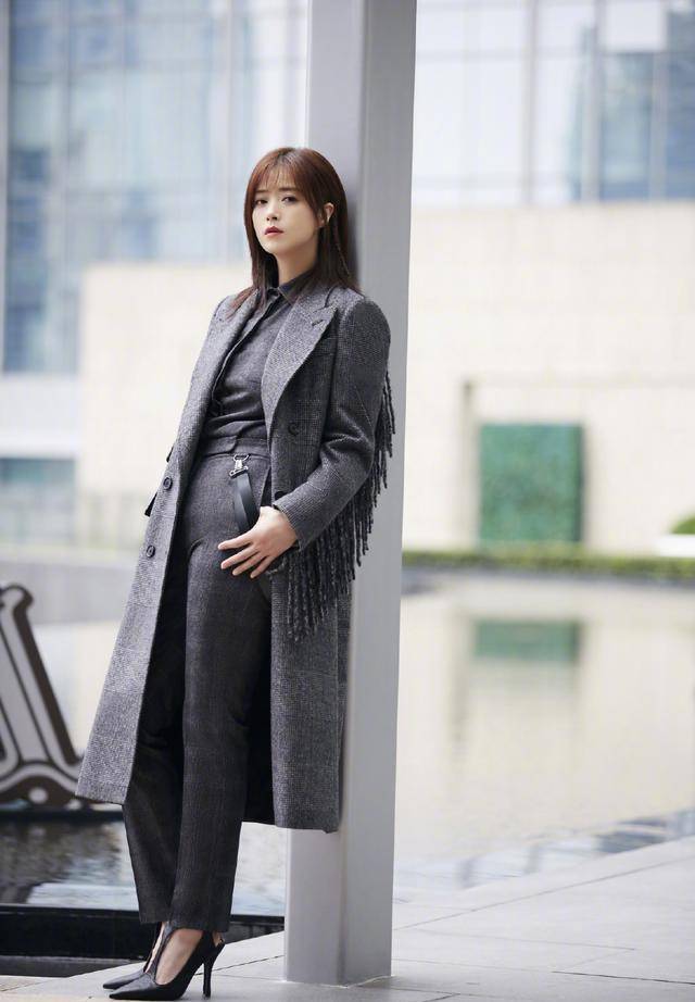 35岁蒋欣瘦了,显小10最都不止,风衣连衣裙搭配丸子头,秒变18岁_造型