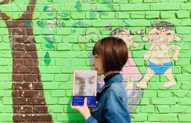 49岁陈鲁豫换新发型,一袭黄色look西服配摩卡波波头,美得真高级_新