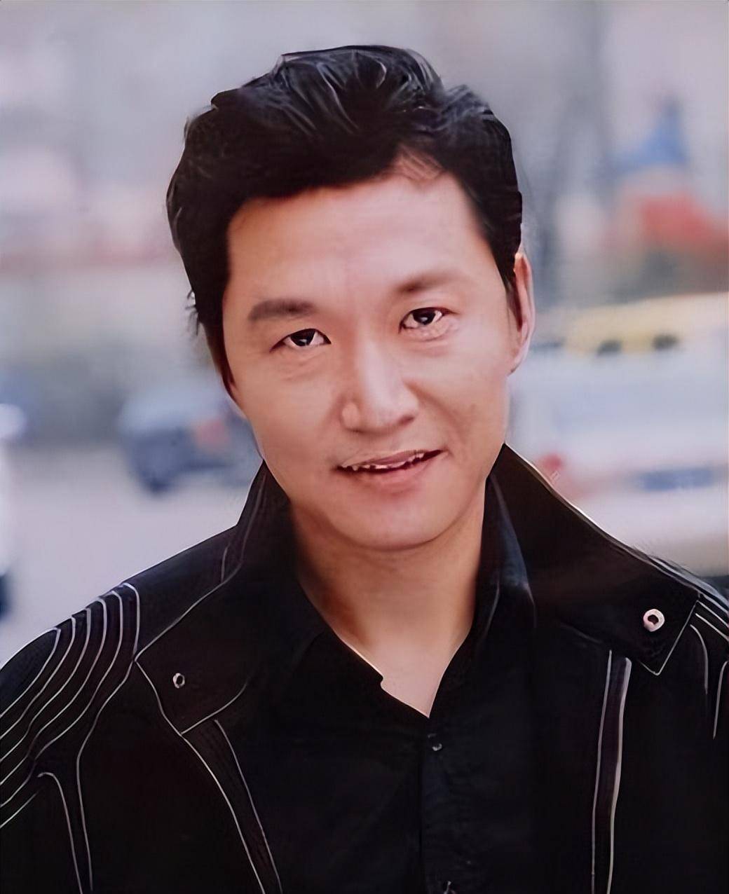 "狠"过孙红雷,蒋雯丽曾暗恋他,走红娶洋老婆,混血女