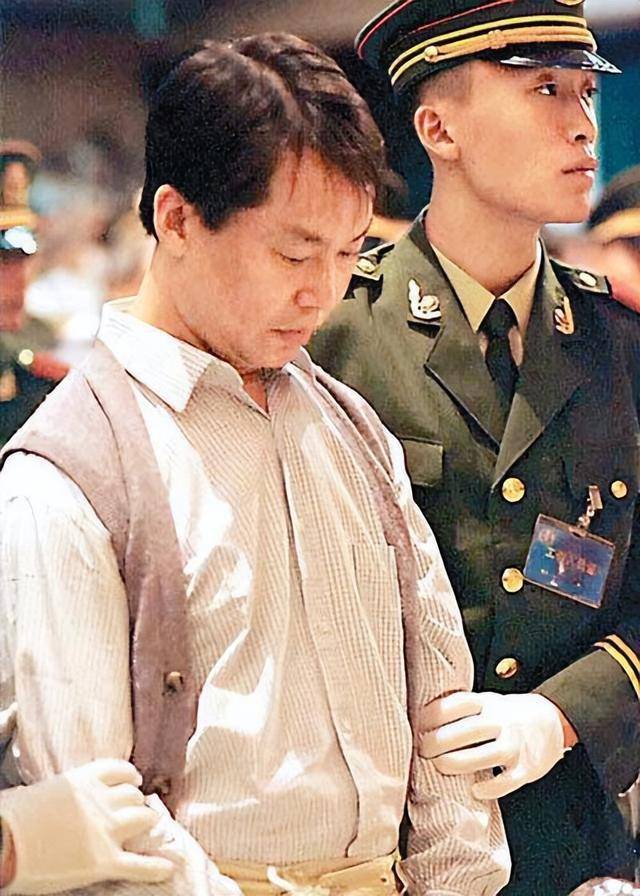 这一次张子强依然是单刀赴会,他去了新鸿基总部,跟邝肖卿家族谈好了