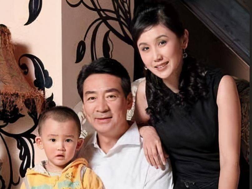 69岁寇振海现状:白发老态,儿子上高中,妻子风韵犹存_李婷_演艺_生活