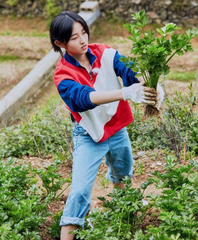 18岁张子枫穿搭又上热搜?1米6身高总能穿出2米气场,太厉害了!