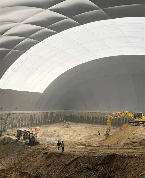 "基坑气膜"建筑是采用内外气压差支撑的新型建筑结构,再利用斜向网状