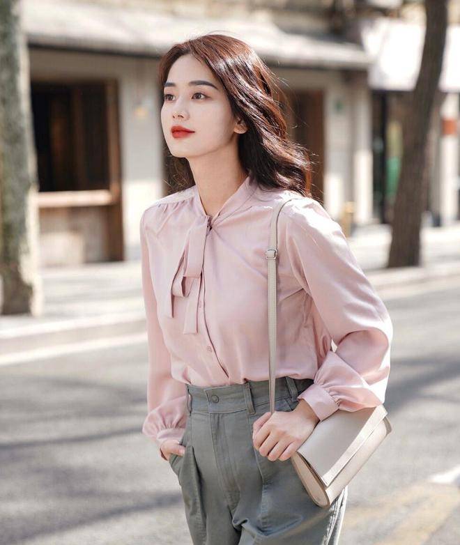 灰色西装搭配短丝袜高跟鞋,简洁优雅女人味十足_颜色_时尚_服装