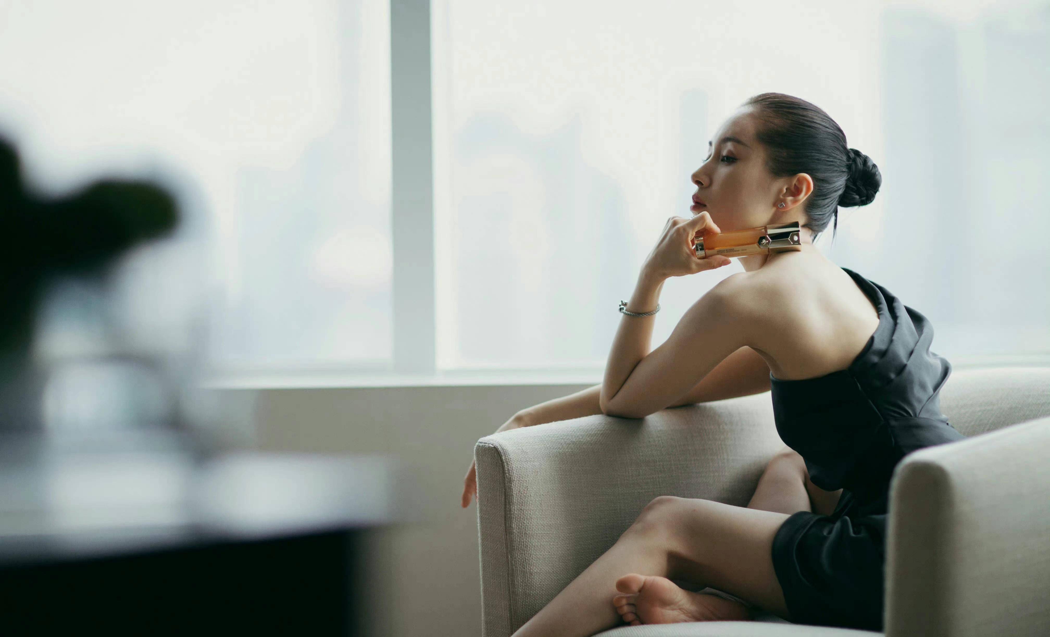 王子文,黑色酷装,半裸玉背,修长的玉腿,精致的白玉脚,图片分享_广告