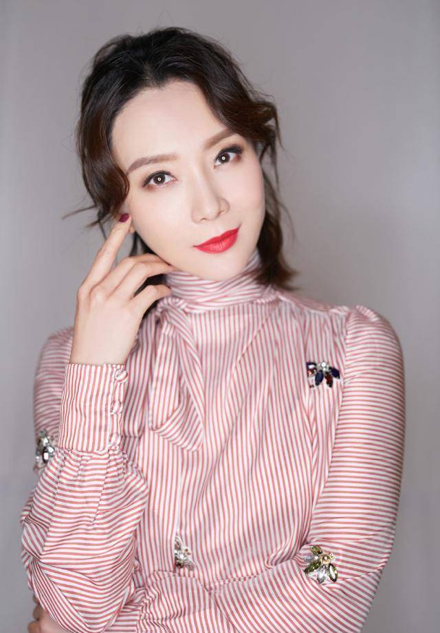 陈数又换新造型了,扎马尾辫搭配蓝色针织衫和大衣,42岁秒变22岁_短发