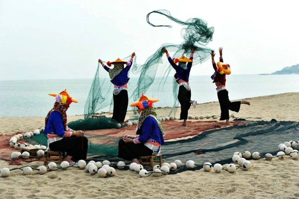 惠安女简介:惠安女指是福建泉州惠安县惠东半岛海边的一群特殊的民间