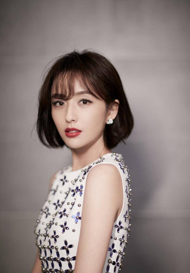 不会出现"头小身大"的情况,那你就可以选择像佟丽娅这一款的微烫处理