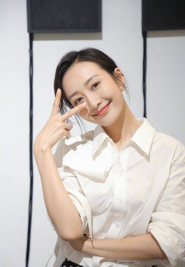 36岁王鸥用丸子头搭配西服连衣裙,气质优雅大方,气场真好_造型_白色