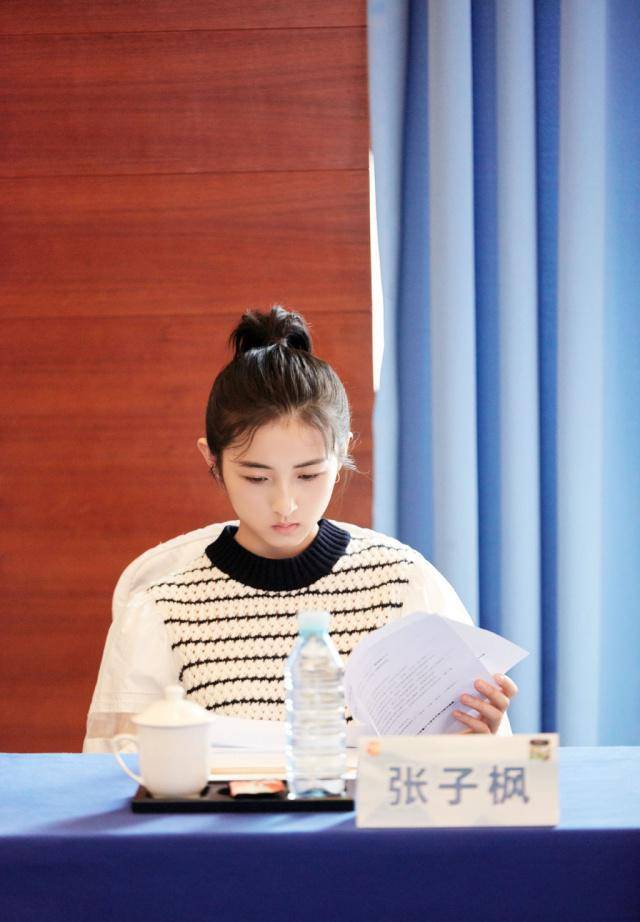 18岁张子枫穿搭又上热搜?1米6身高总能穿出2米气场,太厉害了!