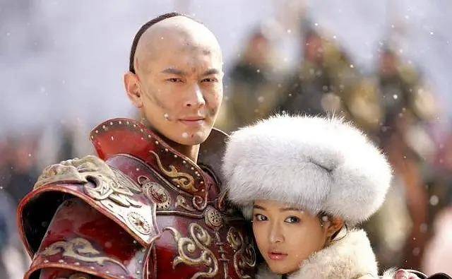 但何琢言比赵丽颖幸运,因为之后她就得到了张纪中力捧,在和黄晓明