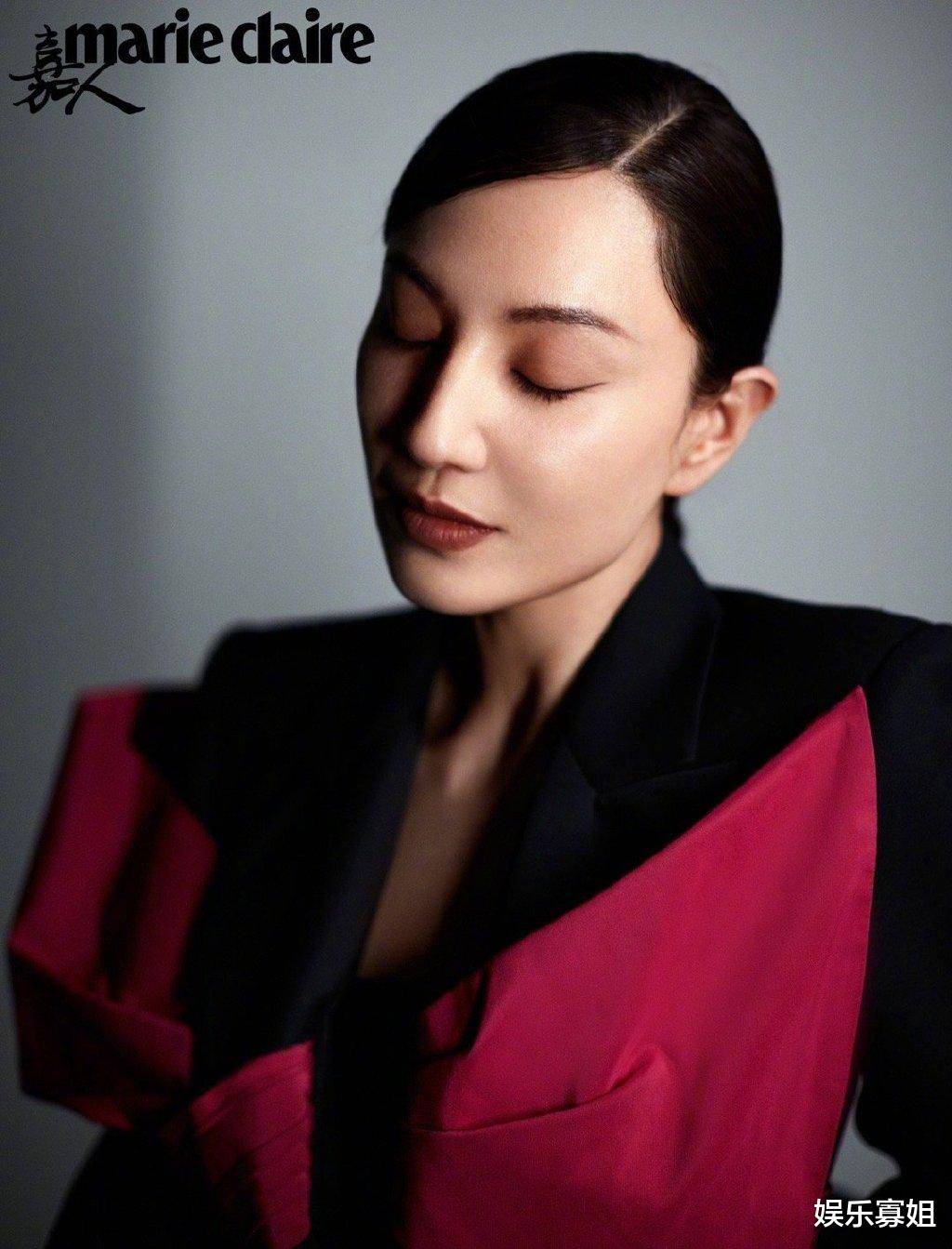 郑希怡《嘉人》时装大片,简洁的白西装,凸显酷飒十足港女的魅力