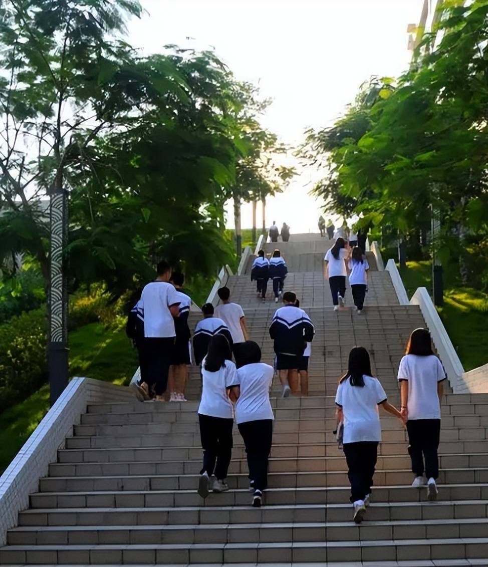东莞东华中学一名教师在校自杀?