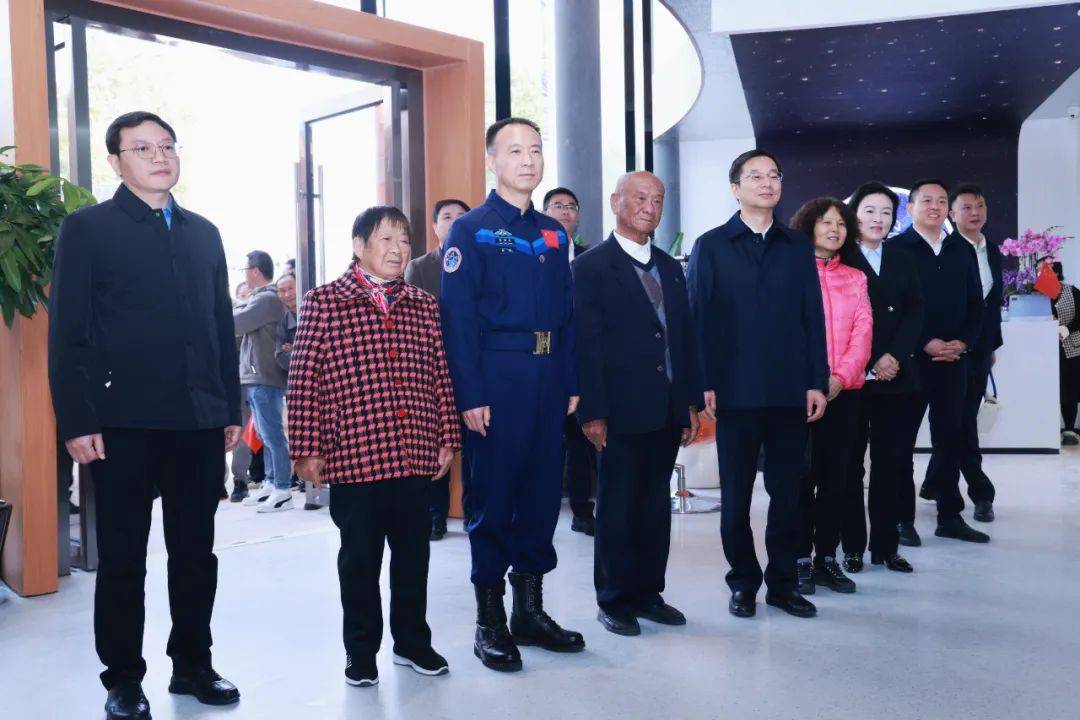 英雄航天员费俊龙回到家乡巴城镇费家浜_基础教育_创新_的发展