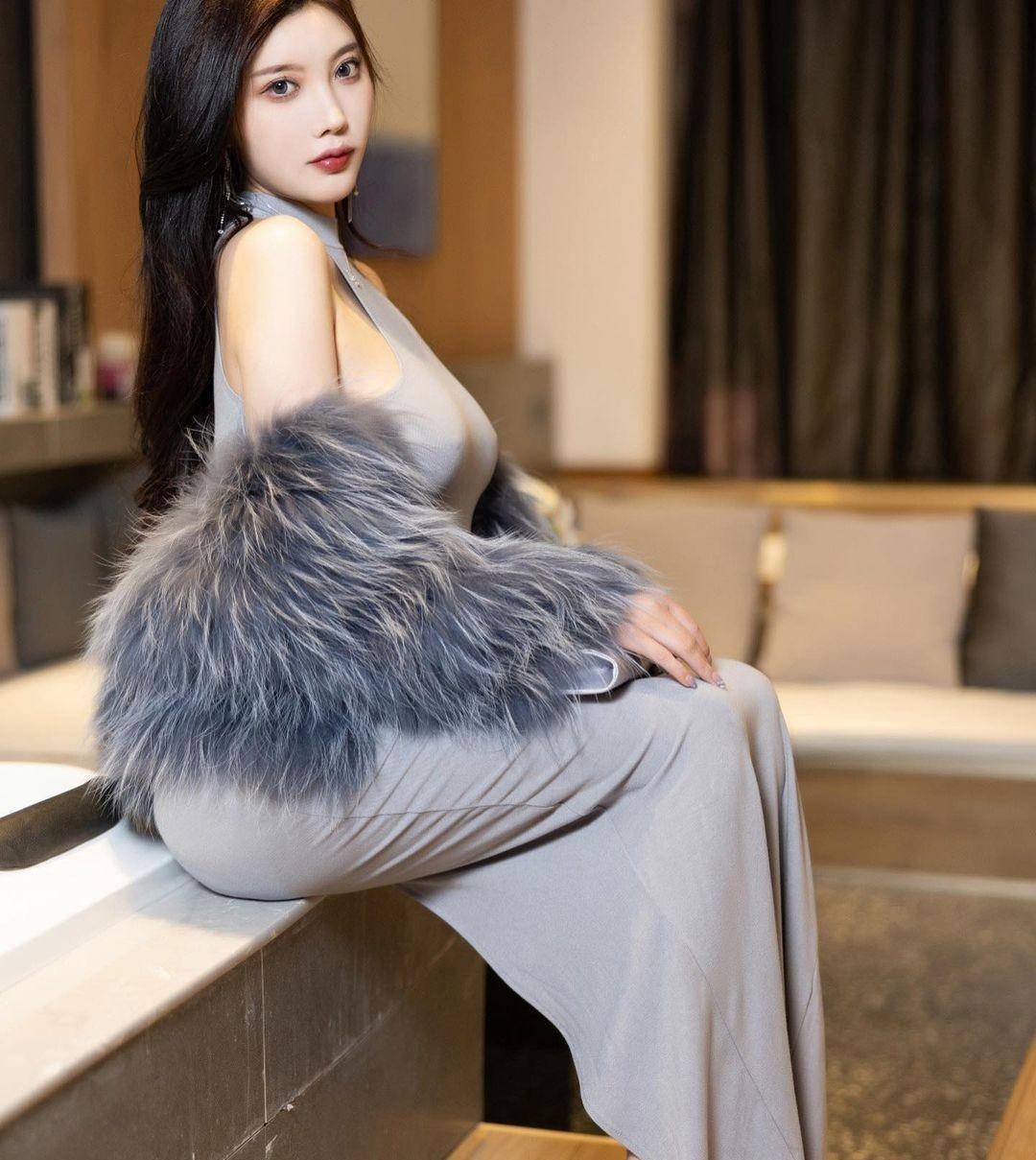 杨晨晨穿搭曝光:灰色紧身裙 露肩带,时尚感惊艳!_配饰_魅力_时装