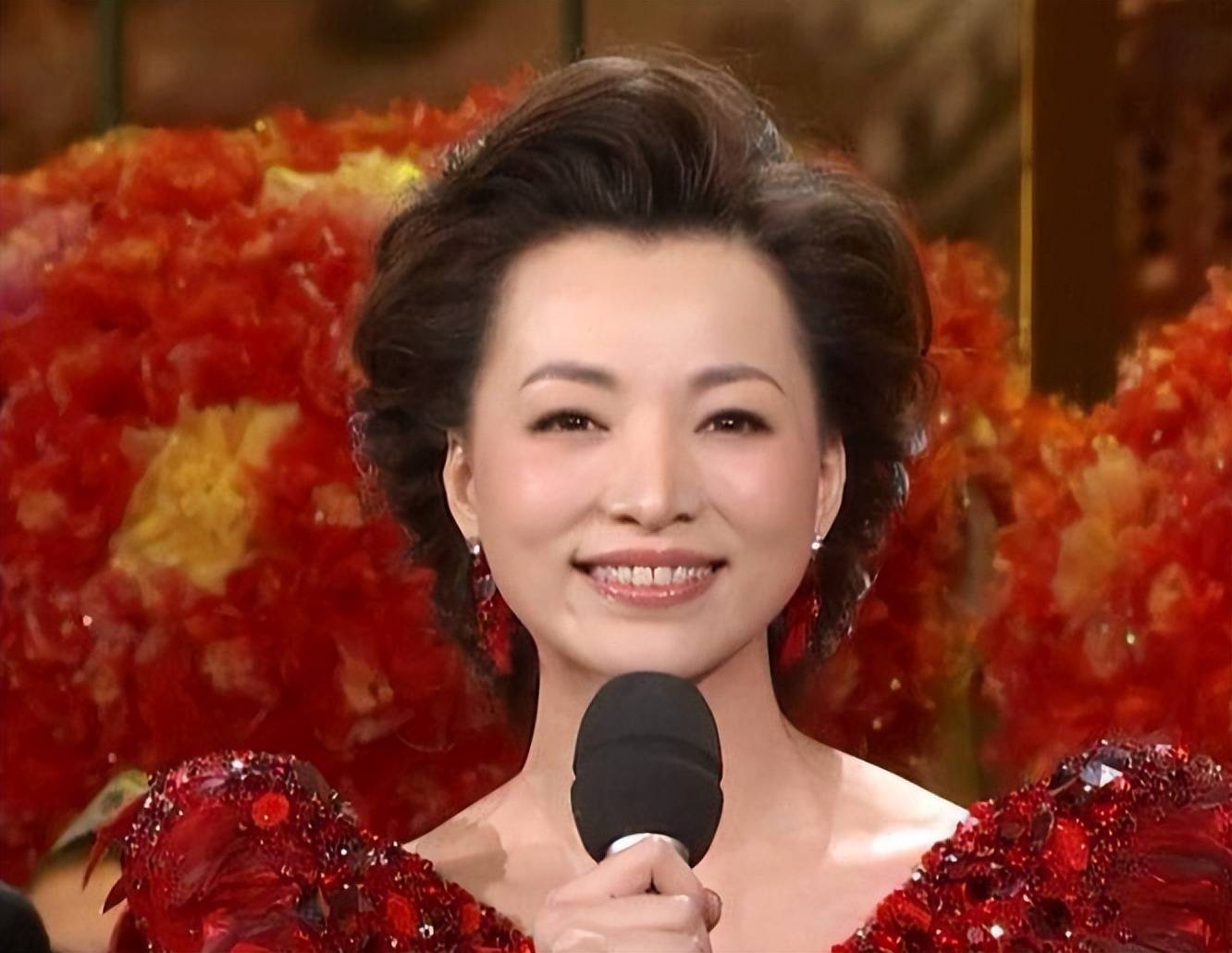 董卿:关注度下降,隐退一年后50岁生日在"静悄悄"的氛围下度过_相关