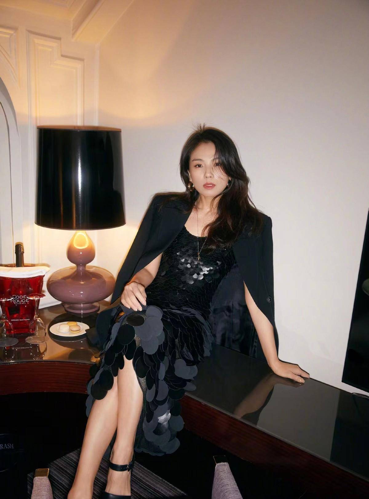 44岁刘涛巴黎时装周大秀性感!