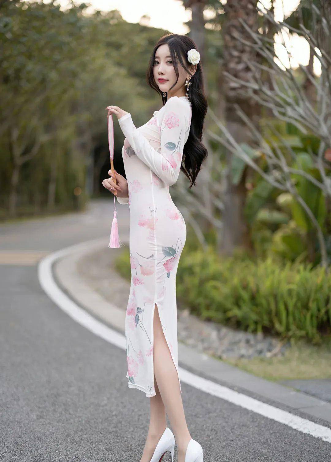 杨晨晨:夏季的复古国风会让你成为街头焦点,紧身日常修饰碎花女旗袍