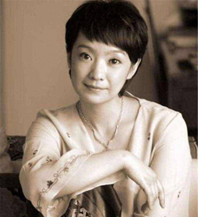 演员王海燕:38岁嫁张嘉益,41岁高龄产女,恩爱18年幸福甜蜜_一个爱情