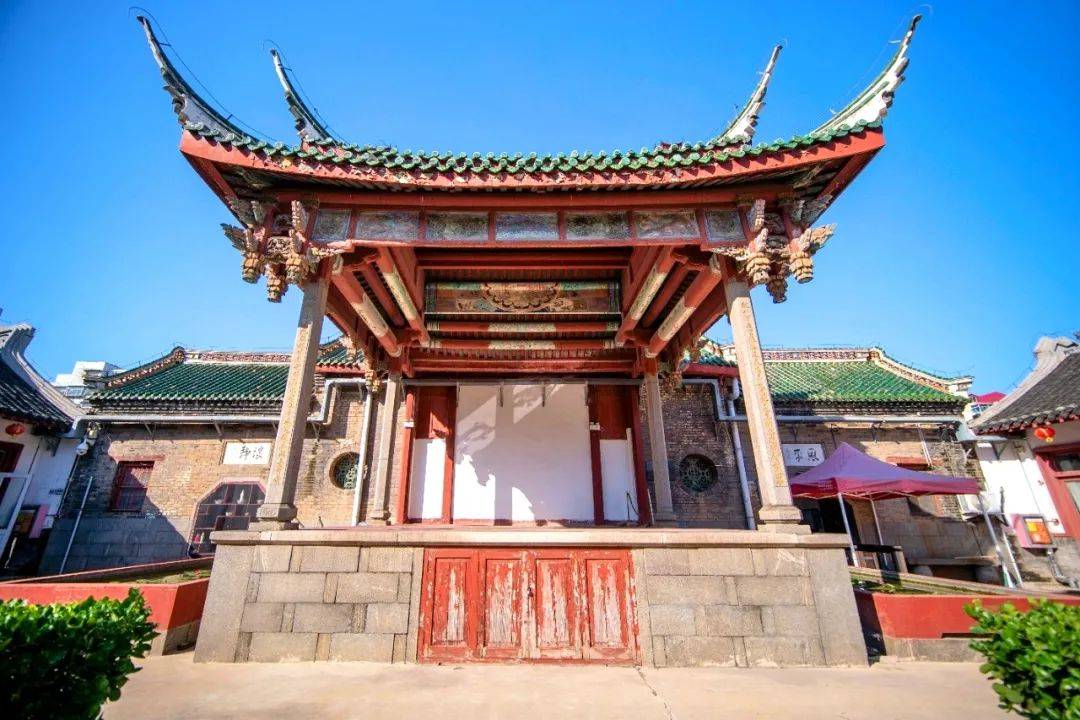 烟台福建会馆又称天后行宫,位于烟台市芝罘区南大街与胜利路交汇处.