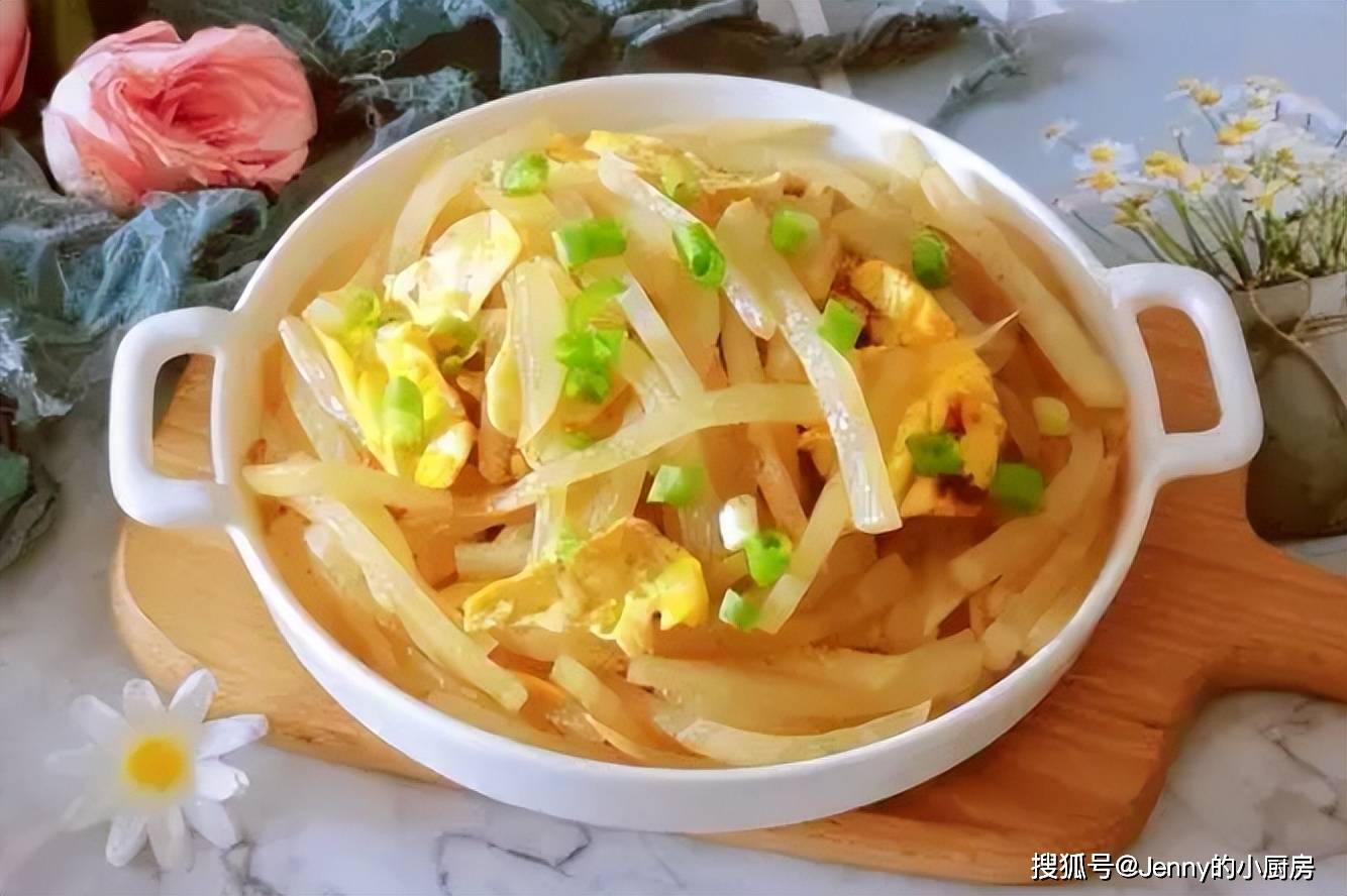 最后加一点生抽翻炒均匀,再倒入鸡蛋,盐,鸡精快炒几下,就可以出锅了