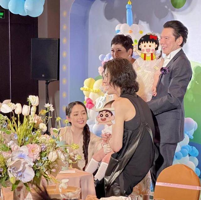 向华强带孙女探班向太,抱娃姿势老练超宠溺,小奶皇留短发好可爱_女王