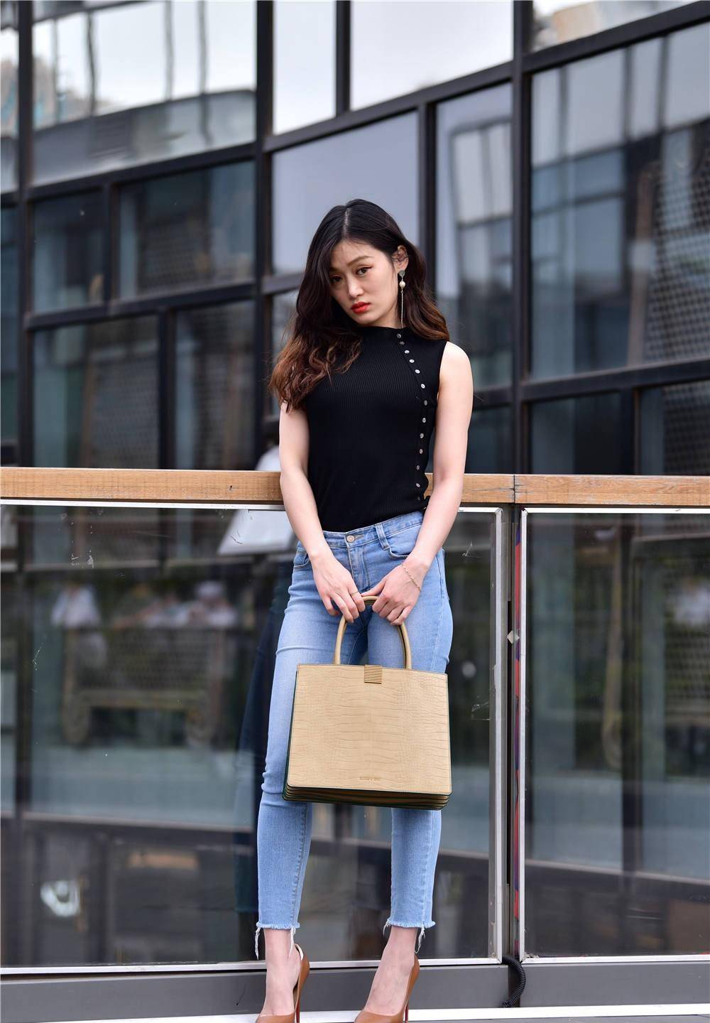 10cm浅棕色蕾丝高跟鞋,搭配紧身牛仔裤,完美凸显身材_时尚_美女_风格